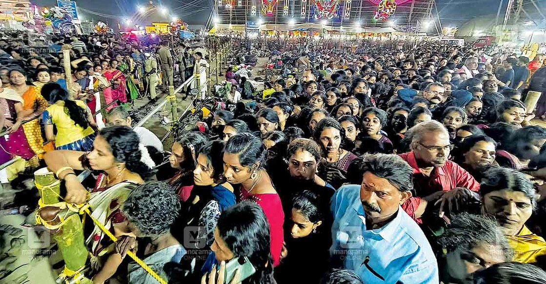 പൊങ്കാലത്തലേന്ന് ആയ ഇന്നലെ രാത്രി ആറ്റുകാൽ ക്ഷേത്രത്തിലെ ഭക്തജനത്തിരക്ക്. ചിത്രം: മനോരമ