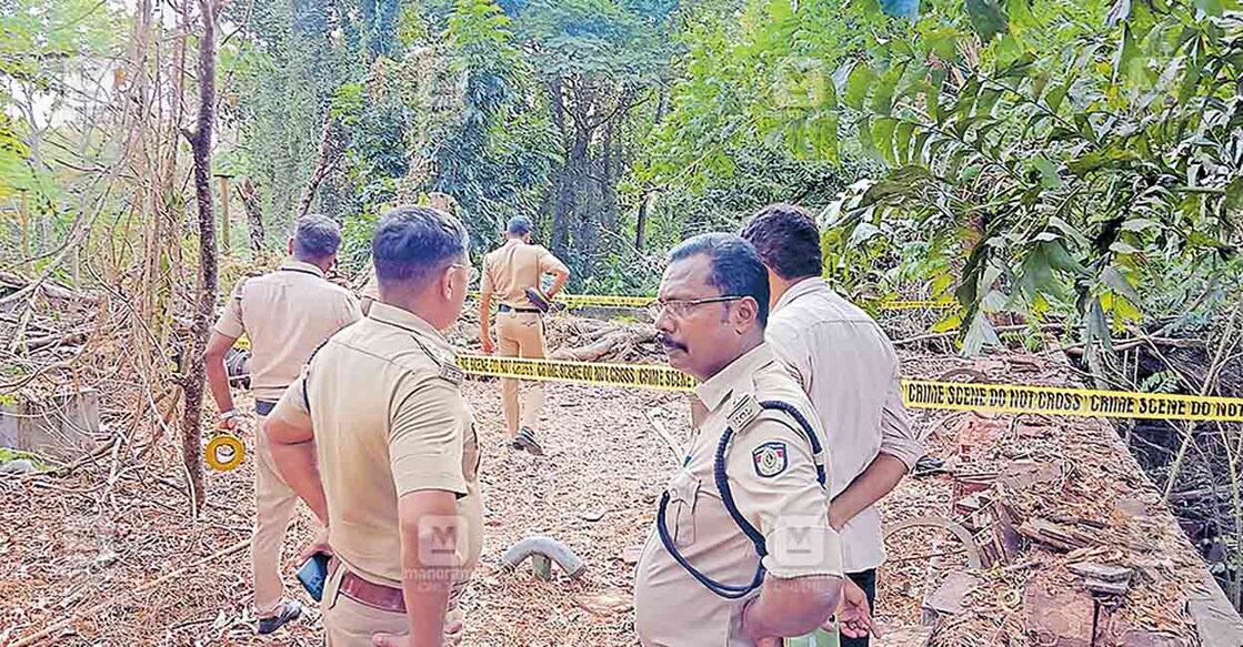 കേരള സർവകലാശാല കാര്യവട്ടം ക്യാംപസിലെ പഴയ വാട്ടർ ടാങ്കിനുള്ളിൽ അസ്ഥികൂടം കണ്ടെത്തിയതിനെത്തുടർന്ന് ടാ‌ങ്കിന്റെ മാൻ ഹോൾ പൊലീസ് സീൽ ചെയ്യുന്നു.  