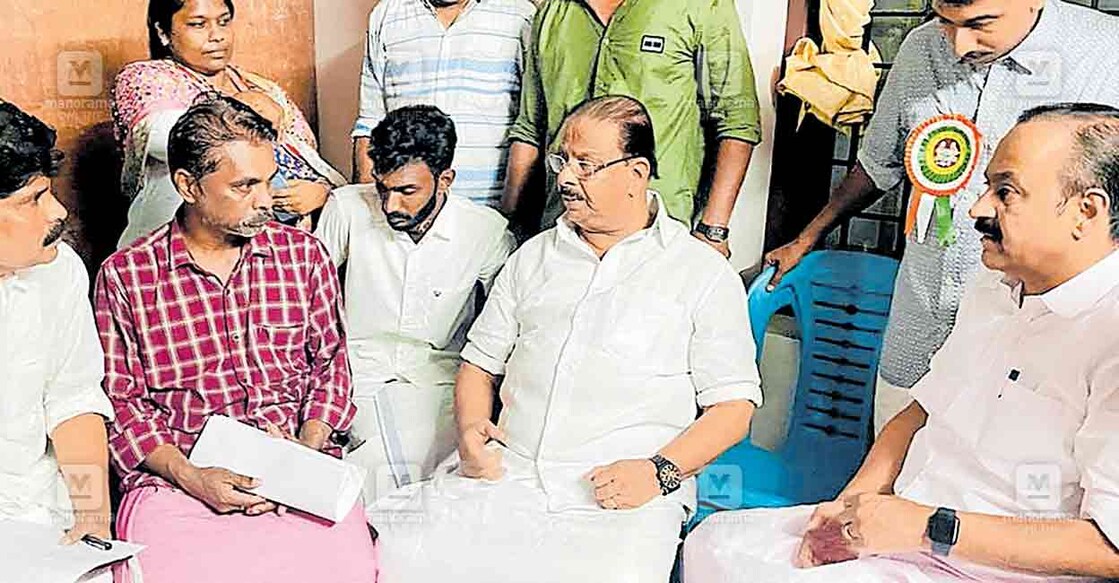 സിദ്ധാർഥന്റെ വീട്ടിൽ പ്രതിപക്ഷ നേതാവ് വി.ഡി.സതീശനും കെപിസിസി പ്രസിഡന്റ് കെ.സുധാകരനും സന്ദർശിച്ചപ്പോൾ. ടി.സിദ്ദിഖ് എംഎൽഎ സമീപം.