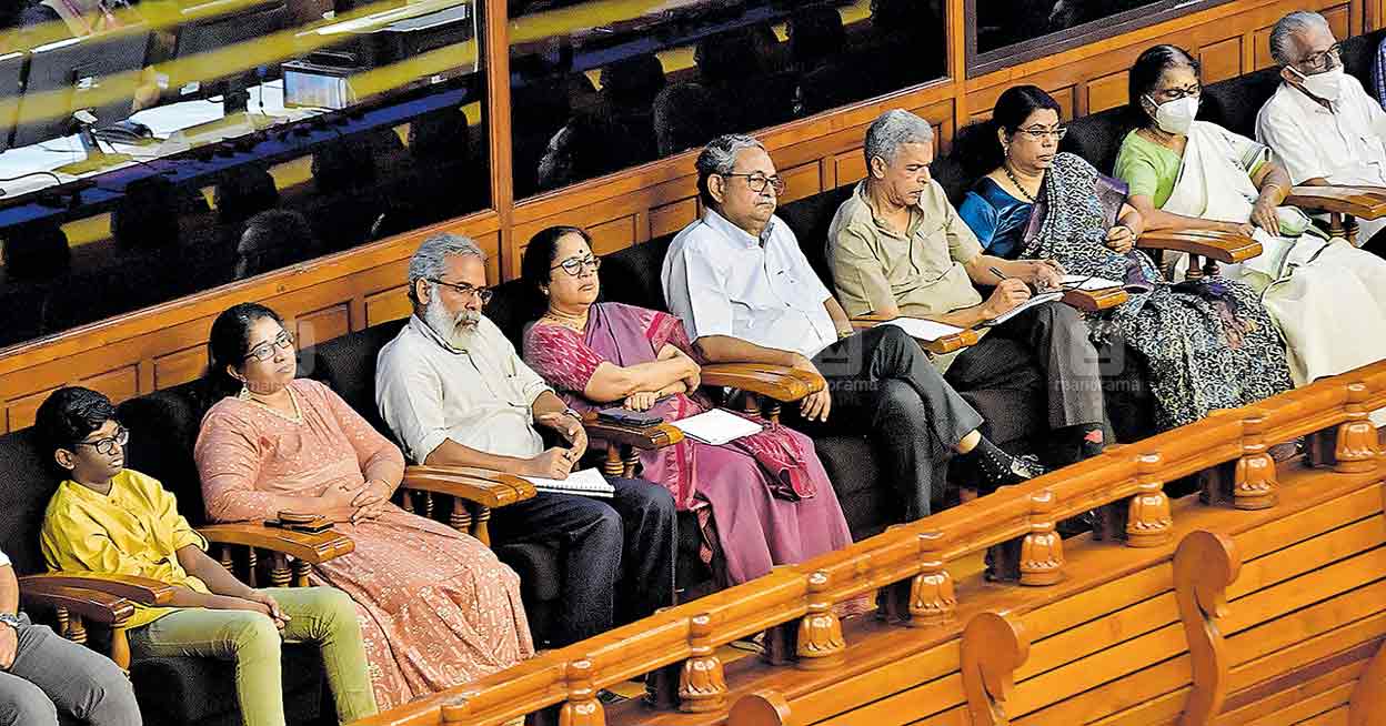 മന്ത്രിയുടെ ഷർട്ടിനു സൂര്യപ്രഭ, ബജറ്റിൽ ‘സൂര്യോദയ’ പ്രതീക്ഷ Kerala