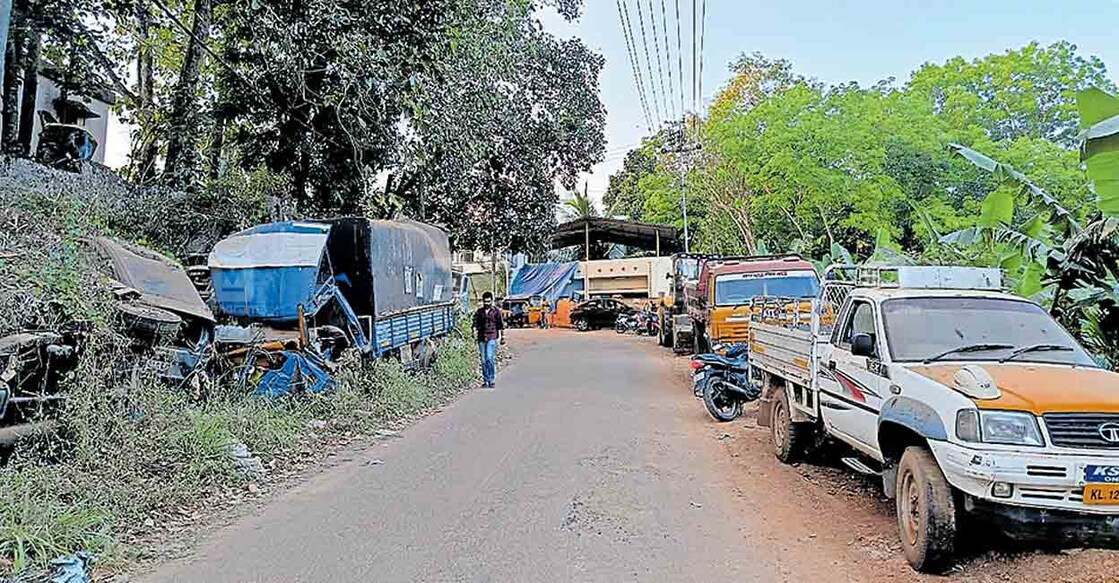 thiruvanathapuram-vehicle ആര്യനാട് പൊലീസ് പിടികൂടിയ വാഹനങ്ങൾ സ്റ്റേഷന്റെ മുന്നിലെ റോഡരികിൽ കൊണ്ടിട്ടിരിക്കുന്നു.
