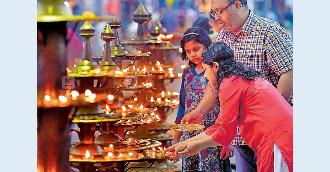 പൊങ്കാല ഒരുക്കങ്ങളിലേക്ക് കടക്കുന്ന ആറ്റുകാൽ ഭഗവതി ക്ഷേത്രമുറ്റത്ത് നാരങ്ങവിളക്ക് തെളിയിക്കുന്ന ഭക്തർ. 	   
ചിത്രം: മനോരമ