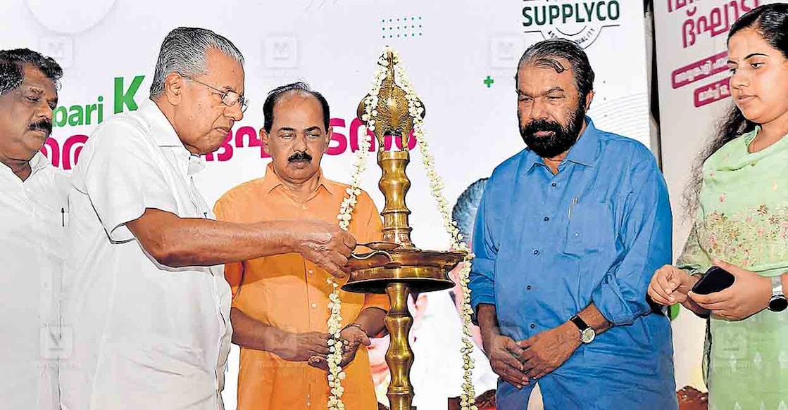 ‘ശബരി കെ റൈസിന്റെ’ വിതരണോദ്ഘാടനം മുഖ്യമന്ത്രി പിണറായി വിജയൻ നിർവഹിക്കുന്നു. ആന്റണി രാജു എംഎൽഎ, മന്ത്രിമാരായ ജി.ആർ.അനിൽ, വി.ശിവൻകുട്ടി, മേയർ ആര്യാ രാജേന്ദ്രൻ എന്നിവർ സമീപം. 								ചിത്രം: മനോരമ  