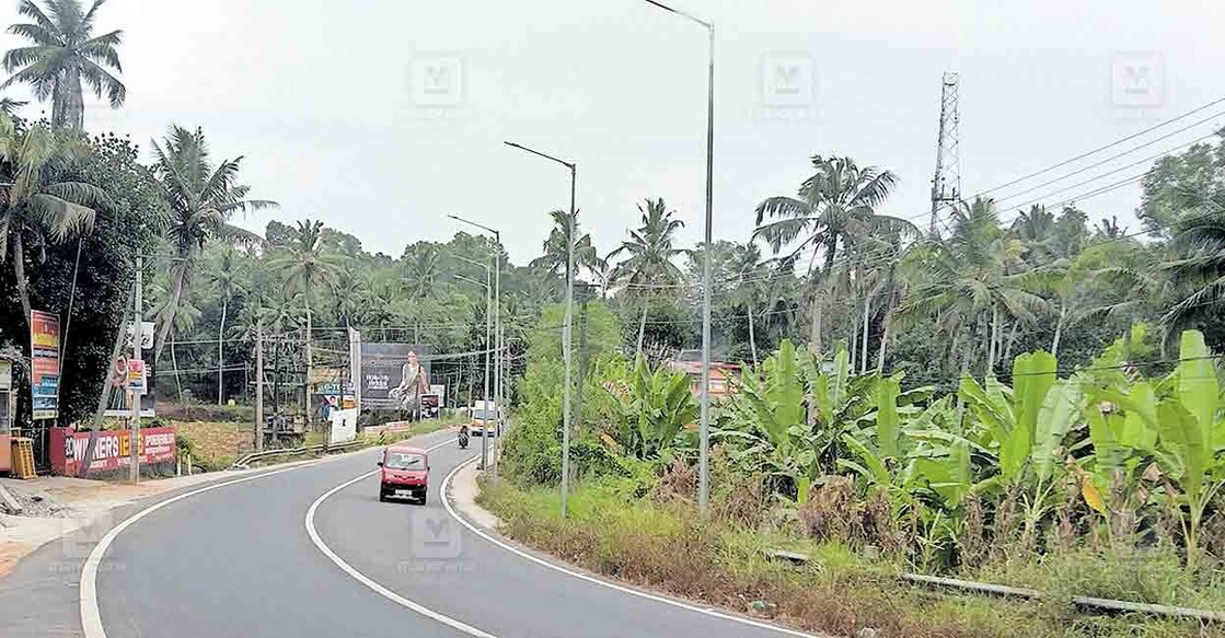 ദേശീയപാത അപകടമുക്തമാക്കുന്നതിന്റെ ഭാഗമായി ഉദിയൻകുളങ്ങരയ്ക്കു സമീപത്തെ വളവിൽ സ്ഥാപിച്ച ഹൈമാസ്റ്റ് ലൈറ്റുകൾ.  