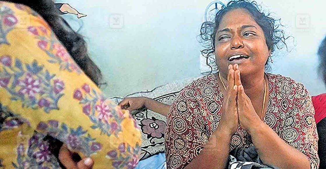trivandrum-anandu-accident ഇനിയെങ്കിലും പകൽ സമയത്ത് ഇതുവഴി ടിപ്പർ ലോറി ഓടിക്കരുതെന്ന് സബ് കലക്ടർ അശ്വതി
ശ്രീനിവാസിനോട് അപേക്ഷിക്കുന്ന ടിപ്പർ ലോറിയിൽ നിന്ന് കല്ല് തെറിച്ചു വീണ് മരിച്ച അനന്തു ബി
അജികുമാറിന്റെ അമ്മ പി.എസ് ബിന്ദു. മകന്റെ ബാഗ് മഴുവൻ സമയവും ചേർത്ത് പിടിച്ചിരുന്നു ബിന്ദു.
