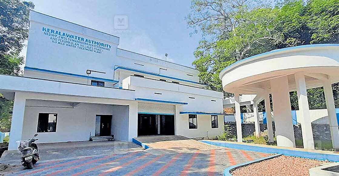 നിർമാണം പൂർത്തിയായിട്ടും വൈദ്യുതി ലഭിക്കാത്തതിനാൽ പ്രവർത്തന സജമാകാത്ത മണ്ണൂർക്കര–വീരണകാവ്–പെരുംകുളം സമഗ്ര കുടിവെള്ള പദ്ധതിയുടെ ജല ശുദ്ധീകരണ ശാല.  
