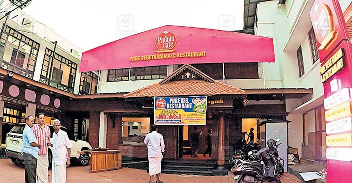 തിരുവനന്തപുരത്ത് മന്നത്ത് പത്മനാഭൻ റോഡിൽ (സെക്രട്ടേറിയറ്റിനു തെക്ക് ഭാഗം) ഉദ്ഘാടനത്തിനൊരുങ്ങുന്ന ‘പത്മ കഫേ’.
 ചിത്രം: മനോരമ  
