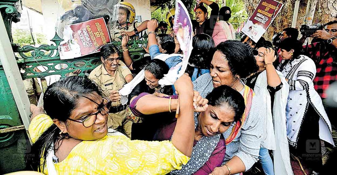 പൂക്കോട് വെറ്ററിനറി കോളജിലെ വിദ്യാർഥി സിദ്ധാർഥൻ മരിച്ചത് സിബിഐ അന്വേഷിക്കണമെന്നാവശ്യപ്പെട്ട് മഹിള കോൺഗ്രസ് നടത്തിയ സെക്രട്ടേറിയറ്റ് മാർച്ചിൽ മതിൽ ചാടിക്കടക്കാൻ ശ്രമിച്ച പ്രവർത്തകരെ പെ‍ാലീസ് തടയുന്നു.						ചിത്രം: മനോരമ  
