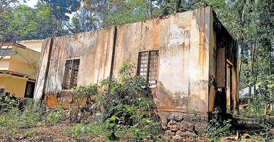 പുല്ലമ്പാറ പഞ്ചായത്തിൽ മാങ്കുഴി വാർഡിൽ ഉണ്ടായിരുന്ന ഗാന്ധി സ്മാരക നിധി കൈത്തറി ശാലയുടെ ശേഷിക്കുന്ന ഓഫിസ് കെട്ടിടത്തിന്റെ ഭാഗങ്ങൾ.