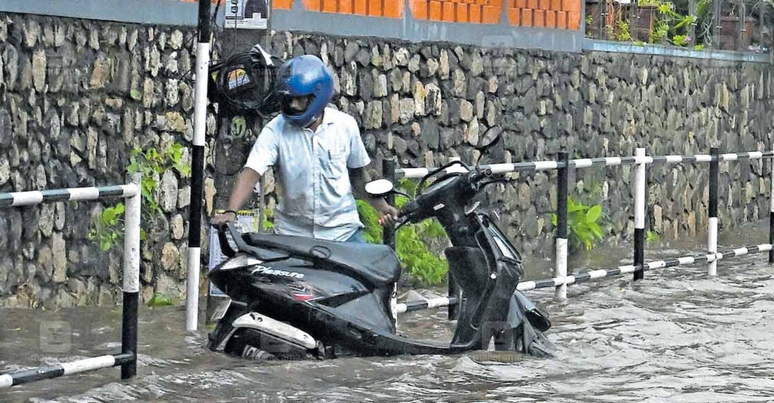  ബോട്ടല്ല, സ്കൂട്ടറാണ് : ഇന്നലെ ഉച്ചയ്ക്കു 12 മണിക്കു നഗരത്തിൽ പെയ്ത കനത്ത മഴയിൽ പാളയം– എകെജി സെന്റർ – ജനറൽ ആശുപത്രി റോഡിൽ ഉണ്ടായ വെള്ളക്കെട്ട്.   