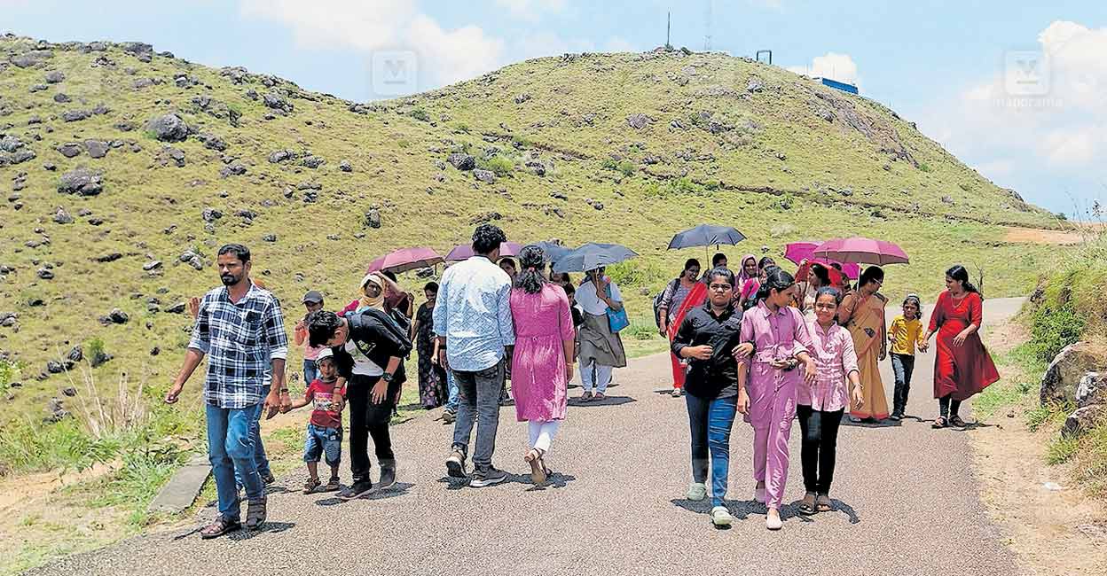 അവധി ആഘോഷത്തിന് വിദേശികൾ അടക്കം പൊൻമുടിയിലേക്ക്; വൻ തിരക്ക് | ponmudi ...