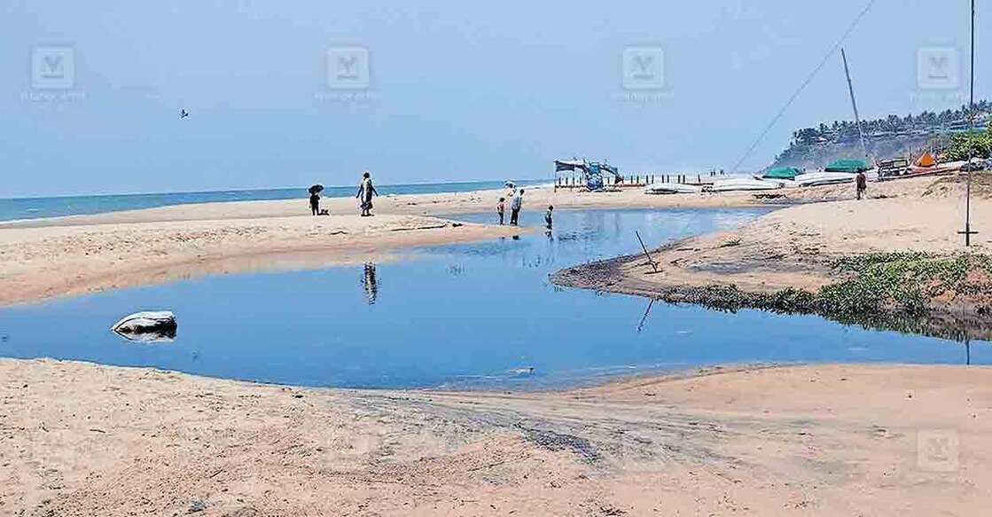 trivandrum-waste-in-papanasham-beach1 വർക്കല പാപനാശം കടലിലേക്കു തോട് വഴി ഒഴുകിയെത്തുന്ന ജലപ്രവാഹം. വലിയതോതിൽ മാലിന്യം കലർന്ന ഈ വെള്ളം ഉപയോഗിക്കുന്നവർ ഏറെയാണ്