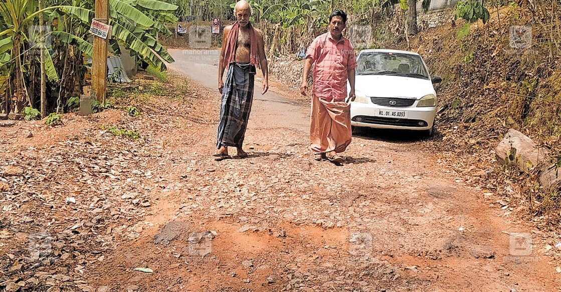 ചൂഴ–പുനലാൽ റോഡിന്റെ ടാറിങ് തകർന്ന നിലയിൽ.  