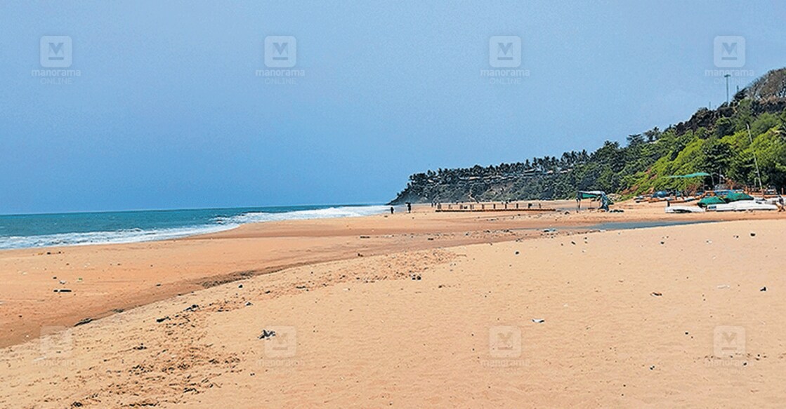 വർക്കല പാപനാശം തീരം ഇന്നലെ വിജനമായ നിലയിൽ. ശക്തമായ കടലാക്രമണം കാരണം സന്ദർശകർക്ക് വിലക്കുണ്ടായിരുന്നു.