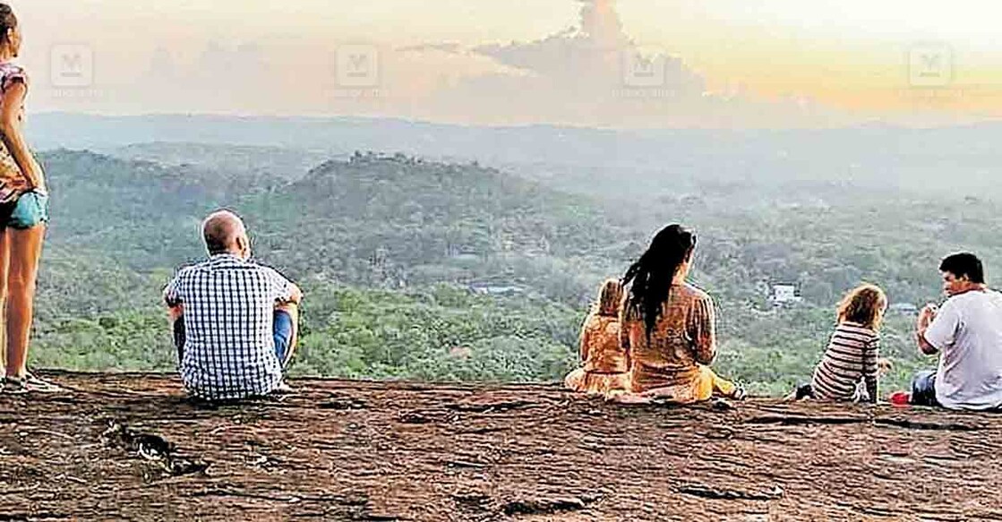 thiruvananthapuram-azhamala പള്ളിക്കൽ പഞ്ചായത്തിലെ അഴമല പാറയിൽ നിന്നുള്ള സൂര്യാസ്തമയ ദൃശ്യം
