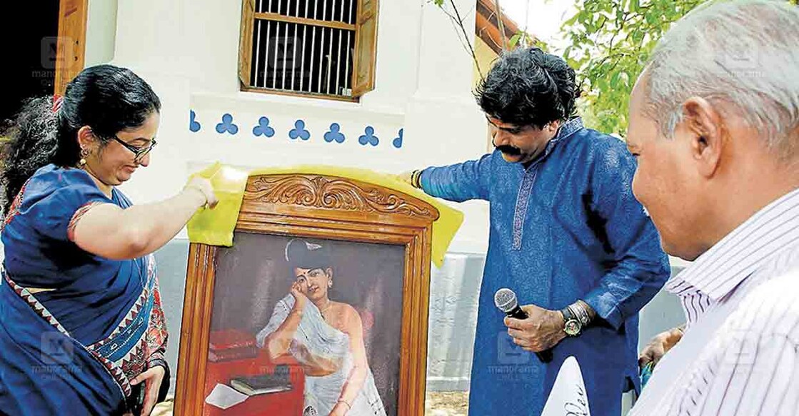 thiruvananthapuram-ravivarma രാജാ രവിവർമയുടെ ഇന്ദുലേഖ എന്ന അപ്രകാശിത ചിത്രത്തിന്റെ അനാഛാദനം കിളിമാനൂർ കൊട്ടാരത്തിൽ വിഴിഞ്ഞം പോർട്ട് ട്രസ്റ്റ് എംഡി: ഡോ.ദിവ്യ.എസ്.അയ്യർ നിർവഹിക്കുന്നു.