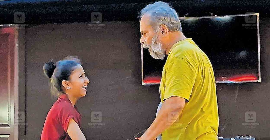 thiruvananthapuram-drama മേയ് ദിനാഘോഷ പരിപാടികളുടെ ഭാഗമായി തൊഴിലുറപ്പു തൊഴിലാളികളുടെ ജീവിതാവസ്ഥ ചൂണ്ടിക്കാട്ടി നടൻ അലൻസിയറും
ബാല നടി ഭദ്രയും ചേർന്ന് അവതരിപ്പിച്ച നാടകം