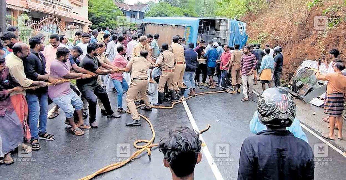 കല്ലമ്പലം കിളിമാനൂർ റോഡിൽ വട്ടകൈത കുഞ്ചയ്ക്ക വിളയിൽ തേവലക്കാട് യുപിഎസിന് സമീപം ഇന്നലെ നിയന്ത്രണംതെറ്റി മറിഞ്ഞ സ്വകാര്യ ബസ് ഫയർഫോഴ്സും പൊലീസും നാട്ടുകാരും ചേർന്ന് റോഡിൽനിന്ന് വശത്തേക്ക് മാറ്റാനുള്ള ശ്രമം.  
