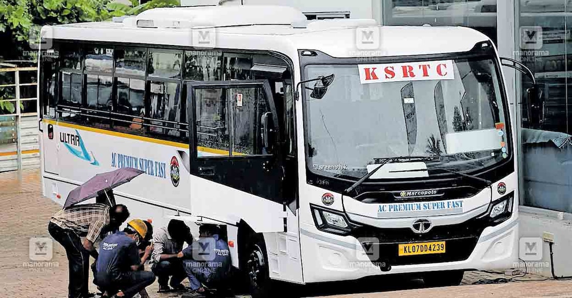 പരീക്ഷണ ഓട്ടത്തിന് തിരുവനന്തപുരത്ത് എത്തിച്ച കെസ്ആർടിസിയുടെ എസി പ്രീമിയം സൂപ്പർഫാസ്റ്റ് ബസ്.  