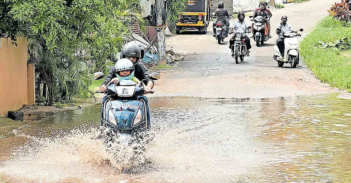 thiruvananthapuram-waterlogged-kunnappuzha-road മഴയിൽ മുങ്ങിയ കുന്നപ്പുഴ റോഡ്. ചിത്രം: മനോരമ
