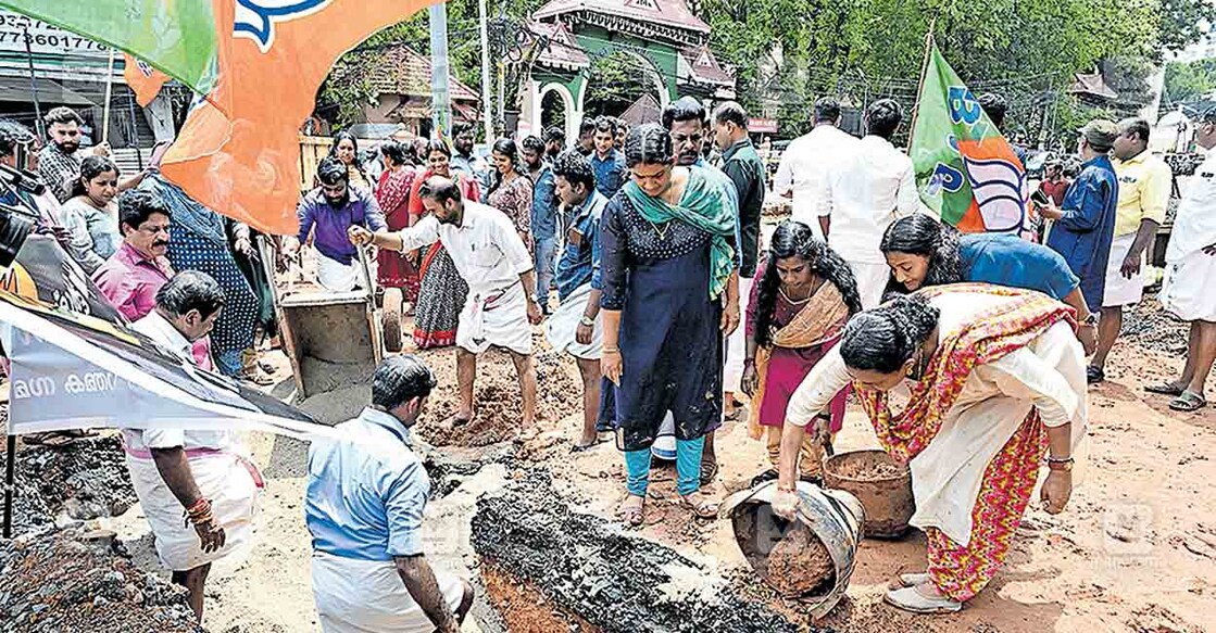 സ്മാർട് സിറ്റി പദ്ധതി കോർപറേഷൻ അട്ടിമറക്കുന്നു എന്നാരോപിച്ച് ബിജെപി കൗൺസിലർമാരുടെ നേതൃത്വത്തിൽ റോഡിലെ കുഴി അടയ്ക്കൽ പ്രതിഷേധം.  