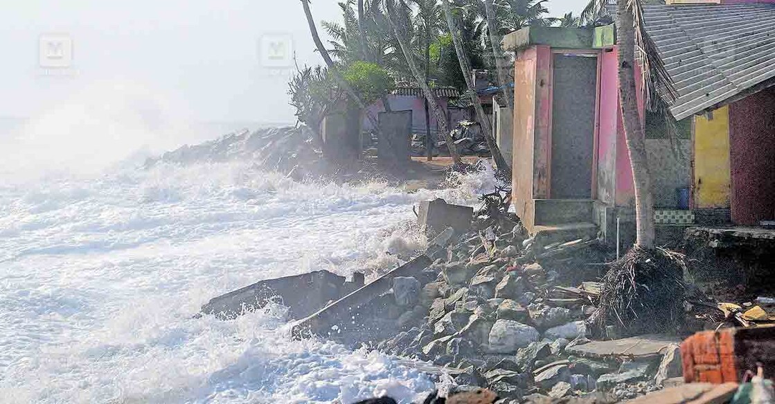 ചിറയിൻകീഴ് – അഞ്ചുതെങ്ങ് ഗ്രാമപഞ്ചായത്തിലെ കടലോര മേഖലകളിൽ രൂപപ്പെട്ട കള്ളക്കടൽ പ്രതിഭാസത്തെ തുടർന്നുണ്ടായ ശക്തമായ തിരയാക്രമണം.ചിത്രം: മനോരമ  