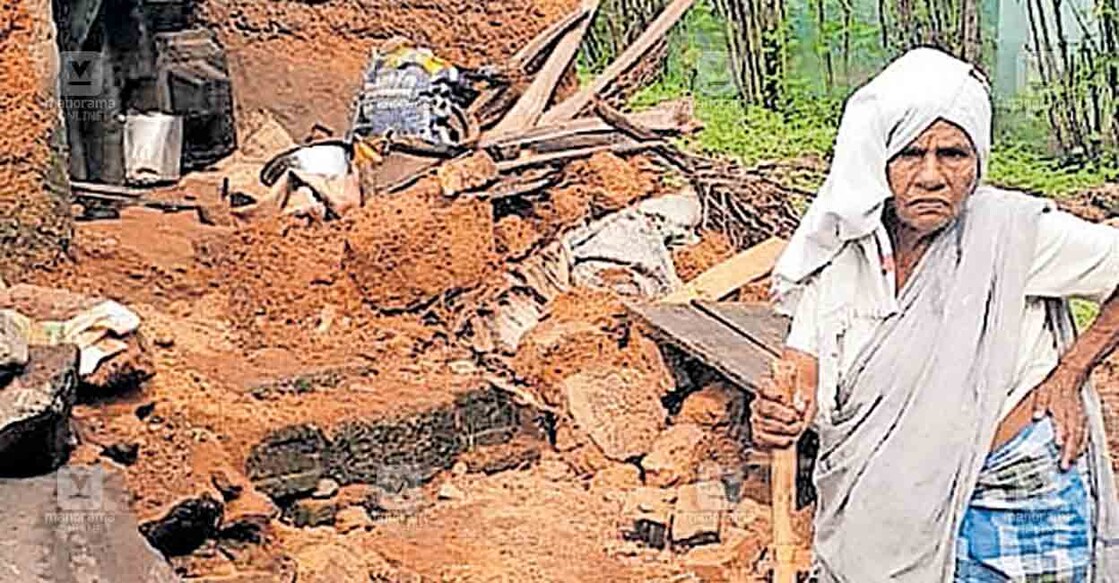 മഴയിൽ തകർന്ന വീടിനു സമീപം മലയിൻകീഴ് പഞ്ചായത്തിലെ 
കുന്നുംപാറ കാണവിള സ്വദേശി കമലമ്മ.  

