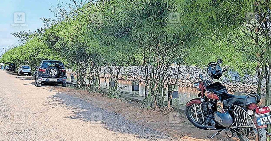 സഞ്ചാരികൾ കായൽ സൗന്ദര്യം ആസ്വദിക്കാനെത്തുന്ന കിരീടം പാലത്തിനരികിലെ സ്ഥലം. കന്നുകാലി ചാലും കാണാം. 
ഇതിന് കുറുകെയാണ് കിരീടം പാലം.  