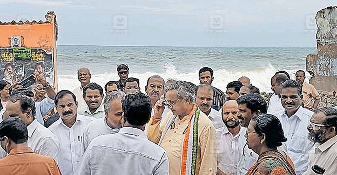 പെ‍ാഴിയൂരിൽ ശക്തമായ കടൽക്ഷോഭത്തിൽ നാശം സംഭവിച്ച പ്രദേശങ്ങൾ ഡോ. ശശിതരൂർ എംപി സന്ദർശിക്കുന്നു.  