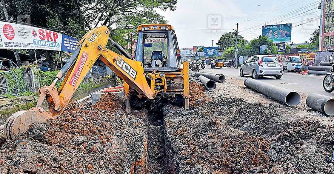 road-construction 15 ന് പൂർത്തിയാക്കുമെന്ന് പ്രഖ്യാപിച്ച കിള്ളിപ്പാലം– അട്ടക്കുളങ്ങര റോഡിന്റെ നിലവിലെ അവസ്ഥ.
ഓട നിർമാണത്തിനായി എടുത്ത കൂറ്റൻ കുഴിയാണ് ചിത്രത്തിൽ. ചിത്രം : മനോരമ