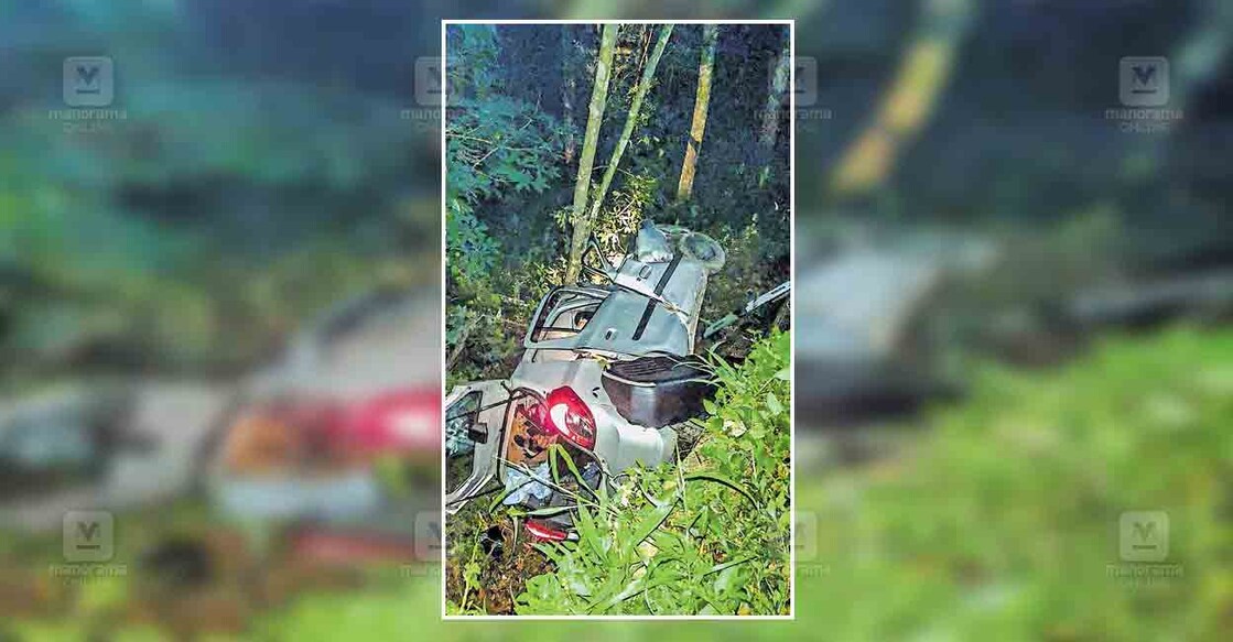 വെള്ളനാട് കുളക്കോട് മേലാംകോടിന് സമീപം കാർ നിയന്ത്രണം വിട്ട് മറിഞ്ഞ നിലയിൽ.