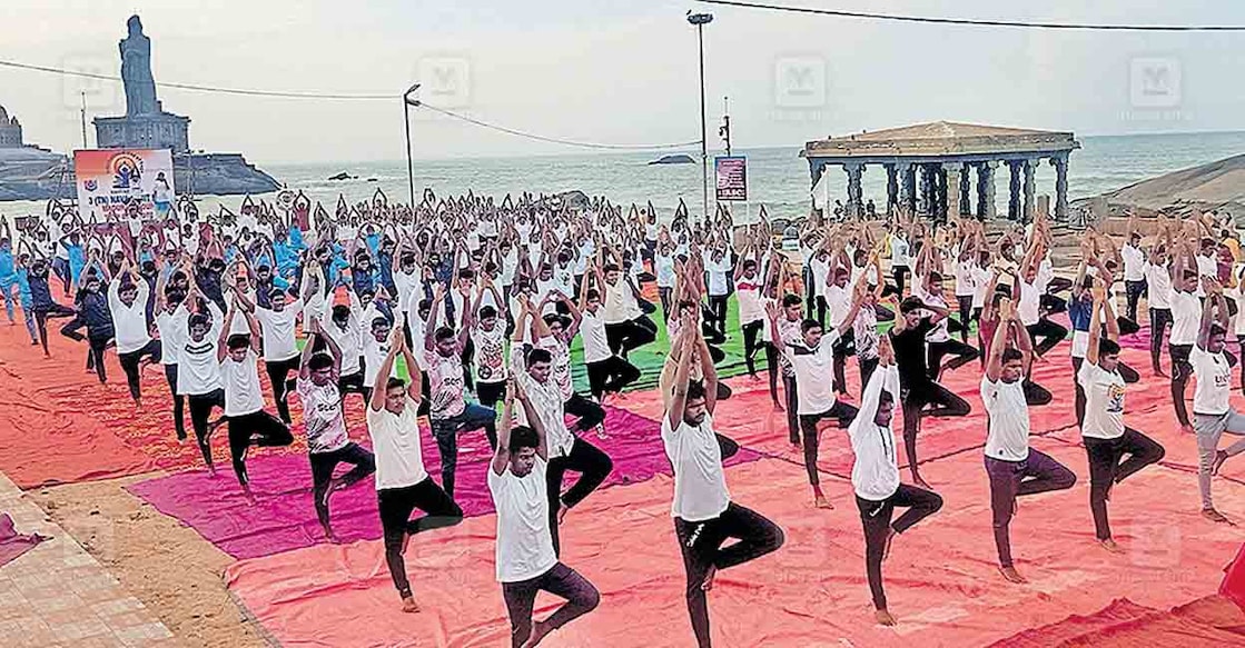 രാജ്യാന്തര യോഗാ ദിനത്തോടനുബന്ധിച്ച് കന്യാകുമാരി ത്രിവേണി സംഗമ തീരത്ത് എൻസിസി കെഡറ്റുകൾ നടത്തിയ യോഗാഭ്യാസം. ചിത്രം: മനോരമ