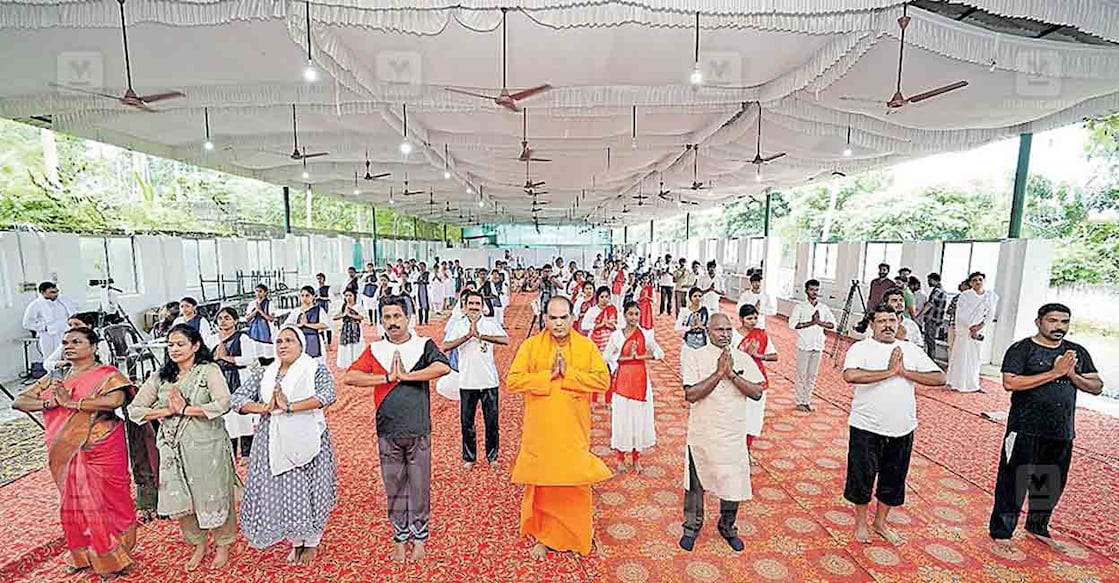 രാജ്യാന്തര യോഗദിനാചരണത്തിന്റെ ഭാഗമായി ശാന്തിഗിരി സിദ്ധ മെഡിക്കൽ കോളജിൽ നടന്ന യോഗയിൽ ശാന്തിഗിരി ആശ്രമം ജനറൽ സെക്രട്ടറി സ്വാമി ഗുരുരത്നം ജ്ഞാന തപസ്വി, ഗുരു യോഗി ശിവൻ, എം. ബാലമുരളി എന്നിവർ മുൻനിരയിൽ