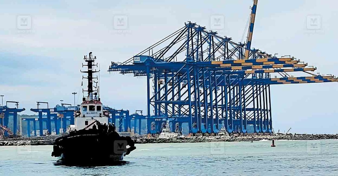ശേഷി പരിശോധനയ്ക്ക് എത്തിയ ടഗ് ഓഷ്യൻ പ്രസ്റ്റിജ് വിഴിഞ്ഞം രാജ്യാന്തര തുറമുഖത്തിനു സമീപം. ക്രെയിനുകളുടെ നിര പിന്നിൽ.
