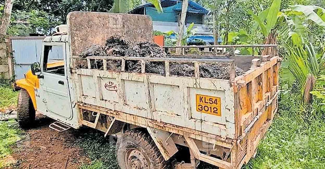 പൂവച്ചൽ പഞ്ചായത്തിലെ കരിയംകോട് പ്രദേശത്ത് അനധികൃത പന്നിഫാമുകളിൽ നിന്ന് ശേഖരിച്ച മാലിന്യം പൊതു നിരത്തിൽ തള്ളാനെത്തിയ വാഹനം.  
