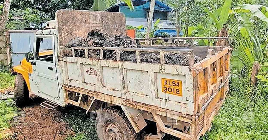 പൂവച്ചൽ പഞ്ചായത്തിലെ കരിയംകോട് പ്രദേശത്ത് അനധികൃത പന്നിഫാമുകളിൽ നിന്ന് ശേഖരിച്ച മാലിന്യം പൊതു നിരത്തിൽ തള്ളാനെത്തിയ വാഹനം.