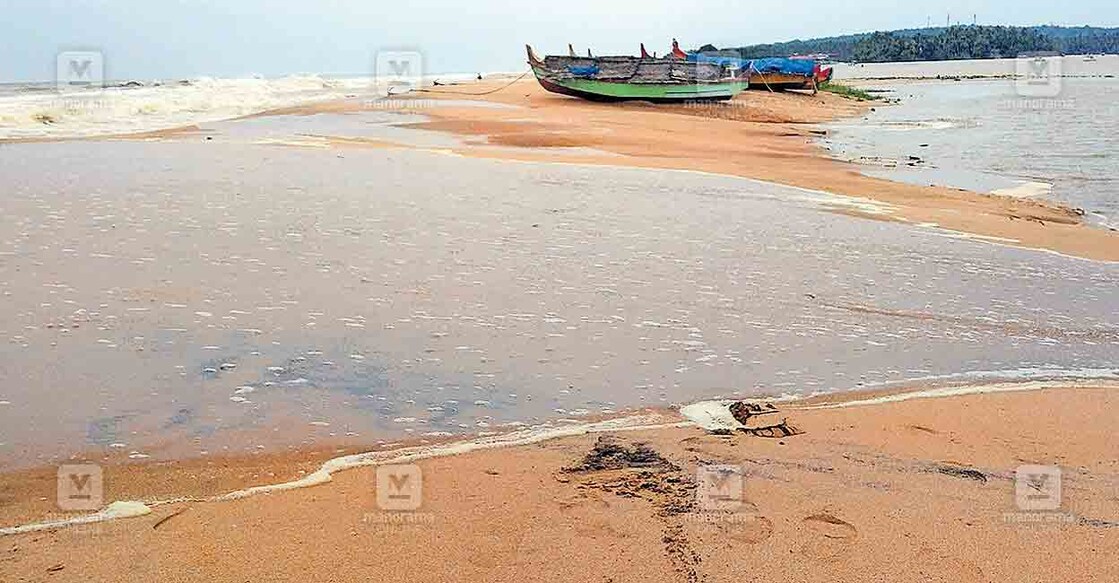 പരുത്തിയൂരിൽ നെയ്യാറിലേക്കു കടൽ നേരിട്ടെ‍ാഴുകുന്നു.  