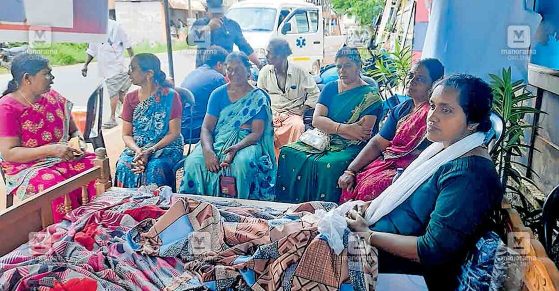 അനധികൃത പന്നിഫാമുകൾ അടച്ച് പൂട്ടണമെന്ന് ആവശ്യപ്പെട്ട് പൂവച്ചൽ പഞ്ചായത്ത് പടിക്കൽ നടക്കുന്ന നിരാഹാര സമരം.  