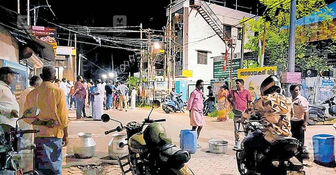 ശുദ്ധജലവിതരണം മുടങ്ങിയതിനെ തുടർന്ന് കഴിഞ്ഞ രാത്രി നാട്ടുകാർ കുളത്തൂർ പുല്ലുകാട് ഹോമിയോ ഡിസ്പെൻസറിക്കു സമീപം പാത്രങ്ങൾ നിരത്തി റോഡ് ഉപരോധിക്കുന്നു.  