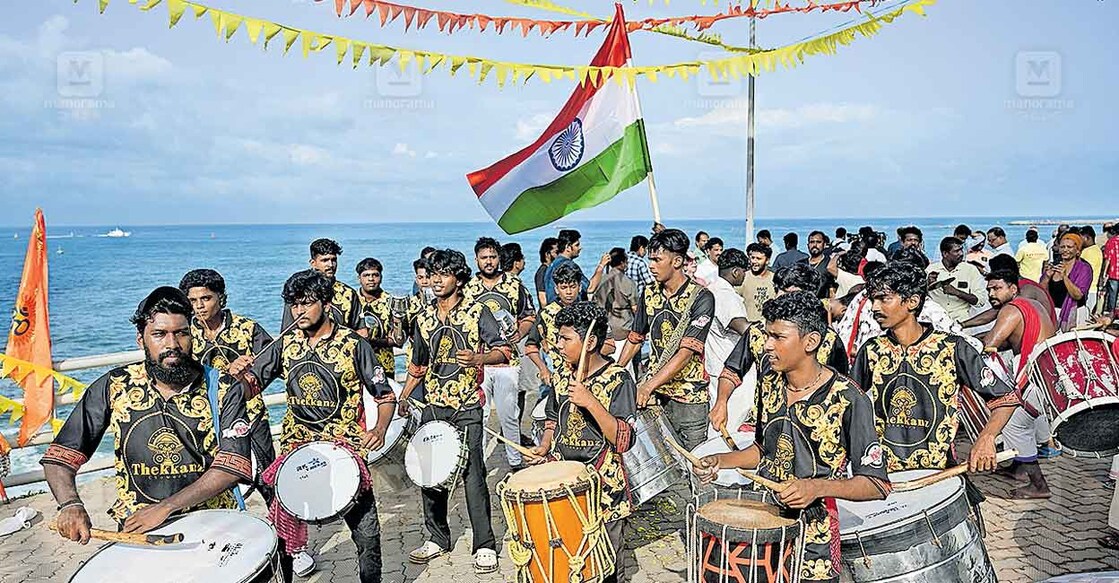 trivandrum-vizhinjam-port-1 വിഴിഞ്ഞം രാജ്യാന്തര തുറമുഖത്തേക്ക് അടുത്ത ആദ്യ മദർഷിപ് ‘സാൻ ഫെർണാണ്ടോയെ’ സ്വീകരിക്കാനെത്തിയവർ .ചിത്രം: മനോരമ