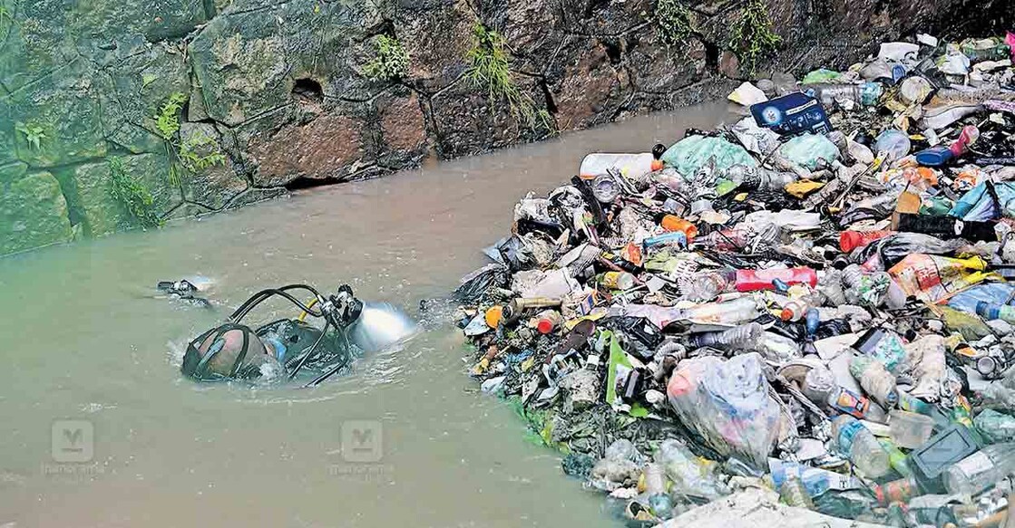 man-missing-at-amayizhanchan-ditch-case2 ആമയിഴഞ്ചാൻ തോട്ടിൽ അപകടത്തിൽപെട്ട ആളെ കണ്ടുപിടിക്കാനായി റെസ്ക്യൂ ഡൈവേഴ്സ് ഒരുങ്ങുന്നു. ചിത്രം: മനോരമ