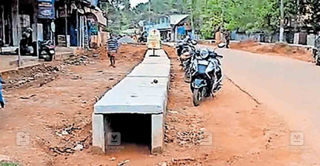 dranage-construction കാരക്കോണം–അമരവിള റോഡ് നവീകരണത്തിന്റെ ഭാഗമായി ധനുവച്ചപുരം ജംക്ഷനിൽ റോഡിന്റെ അതിർത്തിയിൽ നിന്നു മാറി ടാറിങ്ങിനു സമീപം നിർമിക്കുന്ന ഒാട.