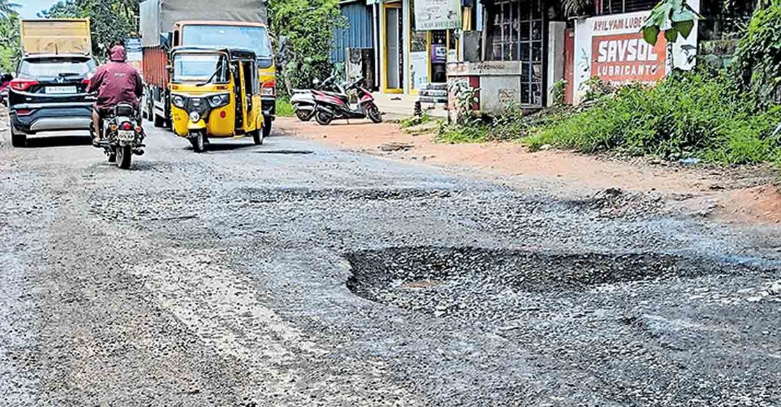 കളിയിക്കാവിള–കിണറ്റുമുക്ക് അതിർത്തി റോഡിലെ തളച്ചാൻവിള ജംക്‌ഷനു സമീപം രൂപപ്പെട്ട വൻ കുഴികൾ.  