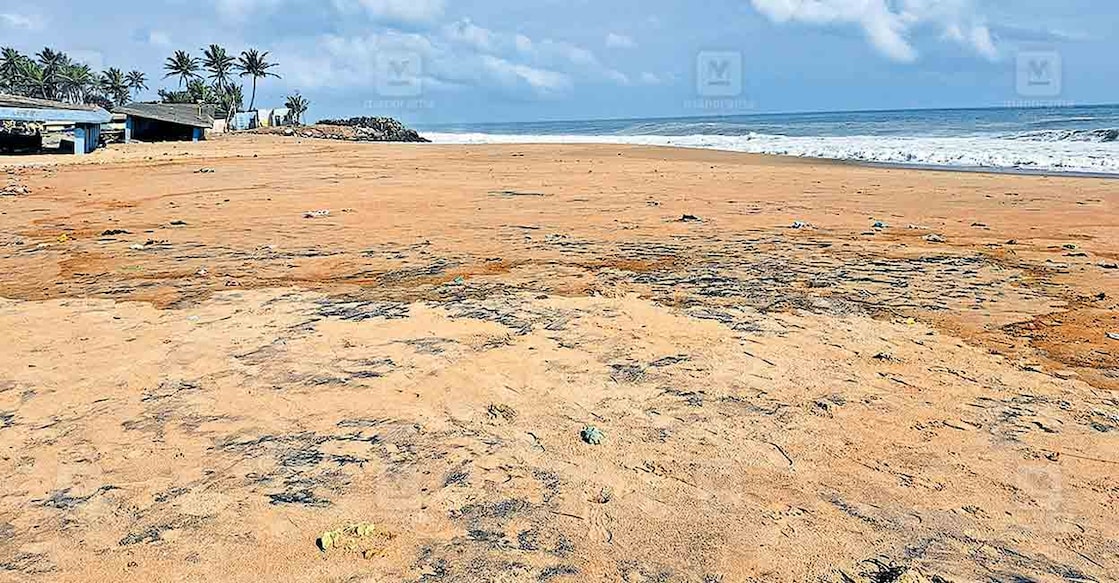 മത്സ്യബന്ധന തുറമുഖം നിർമിക്കുന്ന  പരുത്തിയൂർ തീരം.  