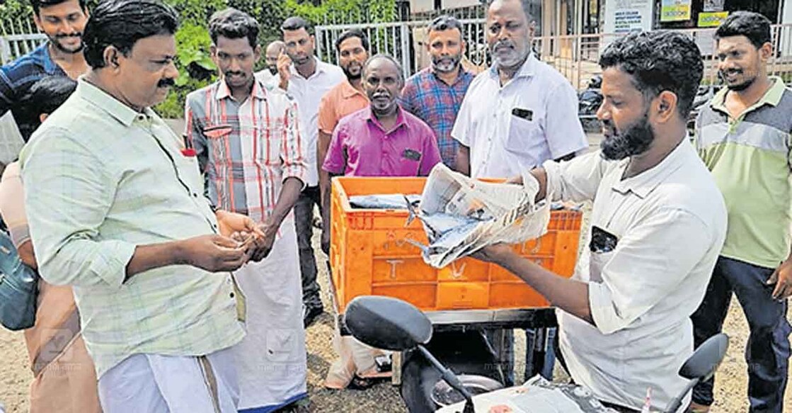 ബാലരാമപുരത്ത് പ്രവർത്തിക്കുന്ന പൊതുചന്ത പൊളിച്ചുമാറ്റി രാജ്യാന്തര നിലവാരത്തിൽ പുതിയ ചന്ത നിർമിക്കുന്നതിന് മുന്നോടിയായി കൊടിനടയിലെ പാർക്കിങ് ഗ്രൗണ്ടിൽ ആരംഭിച്ച താൽക്കാലിക ചന്തയുടെ ഉദ്ഘാടനം മത്സ്യ വ്യാപാരിയിൽ നിന്ന് മീൻ വാങ്ങി പഞ്ചായത്ത് പ്രസിഡന്റ് വി.മോഹനൻ നിർവഹിക്കുന്നു.  