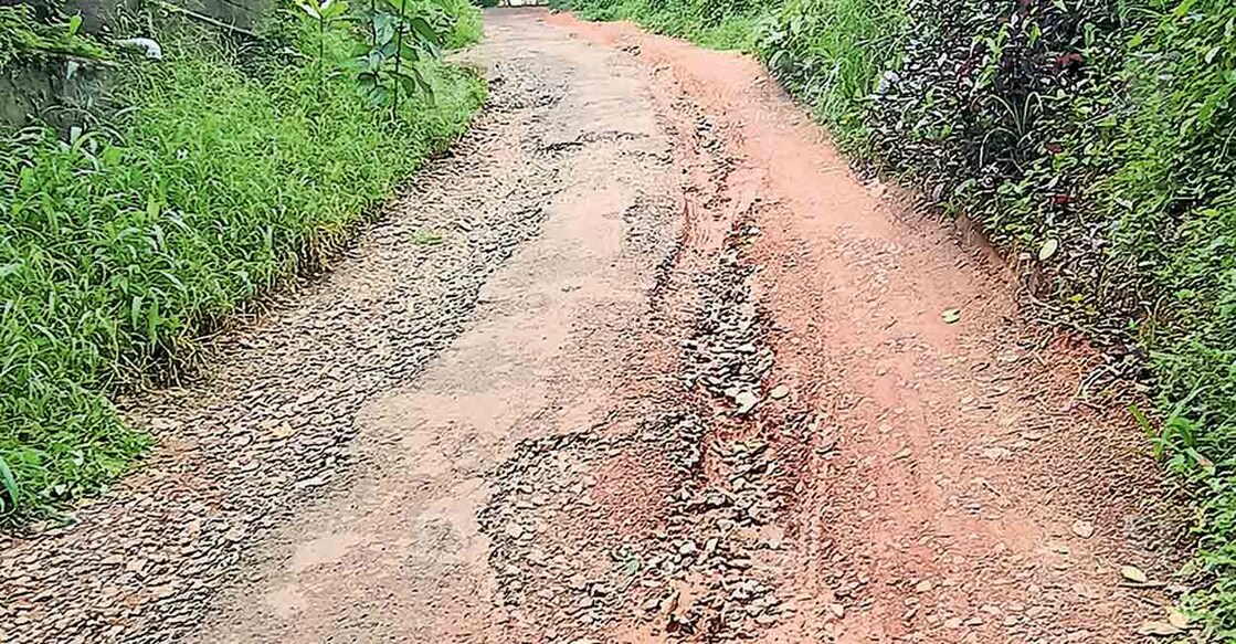 ജല അതോറിറ്റി പൈപ്പ് ഇട്ടതിനു ശേഷം പൂർണമായും മണ്ണിട്ട് നികത്താത്തതിനെ തുടർന്ന് ആഴമുള്ള ചാല് ആയി മാറിയ വെള്ളംകൊള്ളി ദർശനാവട്ടം ഗുരുദേവ് യുപിഎസ് റോഡ്.  