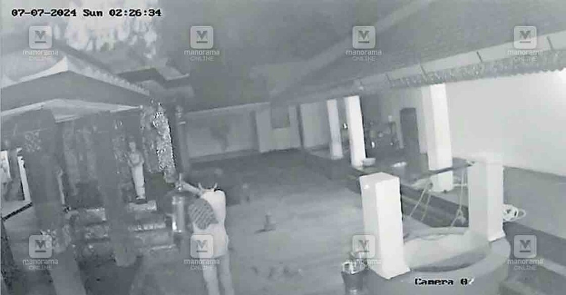കരിക്കകം അറപ്പുര ദേവീക്ഷേത്രത്തിൽ നിന്നു കാണിക്കപ്പെട്ടി മോഷ്ടിച്ചു കൊണ്ടുപോകുന്നതിന്റെ സിസിടിവി ദൃശ്യം  