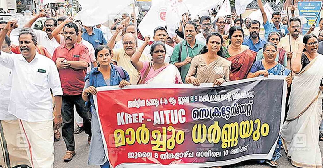 ration-shop-march വേതന പാക്കേജ് പരിഷ്കരിക്കുക, മിനിമം വേതനം 30,000 രൂപ ആക്കുക തുടങ്ങിയ ആവശ്യങ്ങൾ ഉന്നയിച്ച് കേരള റേഷൻ എംപ്ലോയീസ് ഫെഡറേഷൻ (എഐടിയുസി) നടത്തിയ സെക്രട്ടേറിയറ്റ് മാർച്ച്