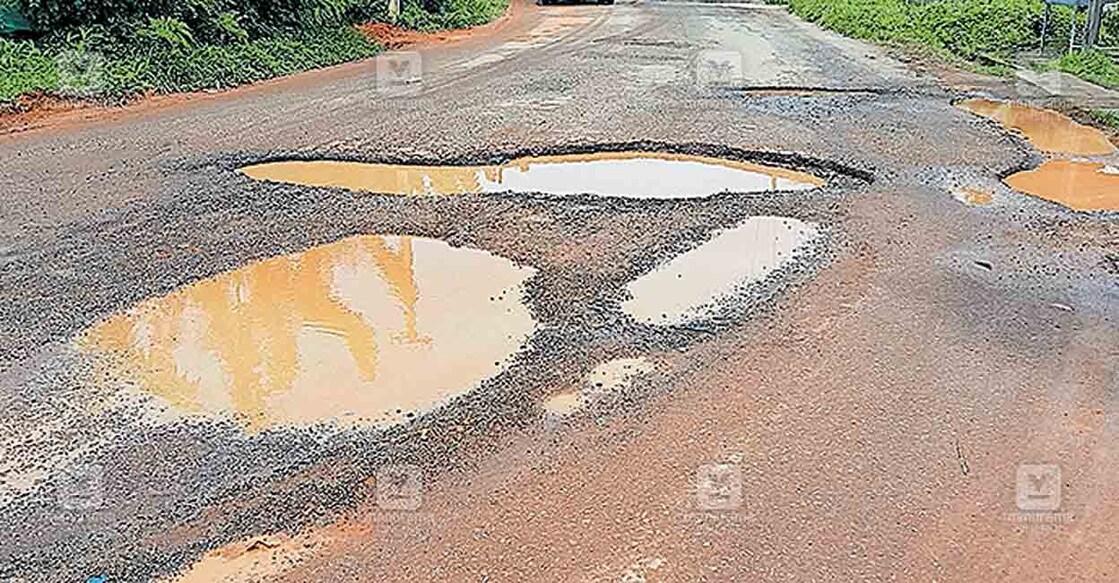 road-destroy പാങ്ങോട്–പാലോട് റോഡിൽ ഭരതന്നൂർ ആലവളവിനു സമീപം വലിയ കുഴികൾ രൂപപ്പെട്ട നിലയിൽ.