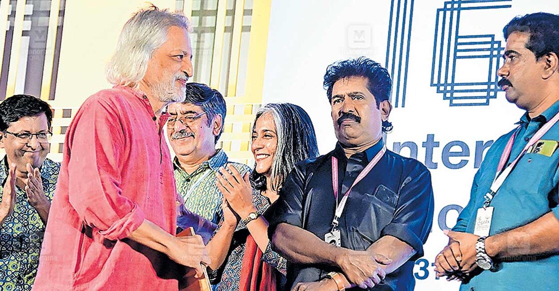 കേരള രാജ്യാന്തര ഡോക്യുമെന്ററി - ഹ്രസ്വ ചലച്ചിത്ര മേളയിലെ മികച്ച ലോങ് ഡോക്യുമെന്ററി പുരസ്കാരം നേടിയ ‘വസുധൈവ കുടുംബക’ത്തിന്റെ നിർമാതാവും സംവിധായകനുമായ ആനന്ദ് പട്‌വർധൻ ജൂറി അംഗങ്ങളായ പങ്കജ് ഋഷികുമാർ, രാകേഷ് ശർമ, ജെബിൻ മെർച്ചന്റ്, ചലച്ചിത്ര അക്കാദമി വൈസ് ചെയർമാൻ പ്രേംകുമാർ, സെക്രട്ടറി സി.അജോയ് എന്നിവർക്കൊപ്പം. ചിത്രം: മനോരമ  